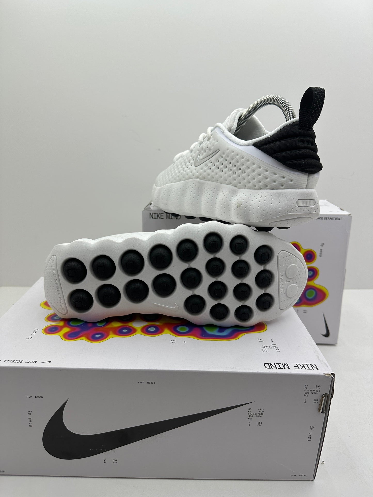NIKE MIND WHITE & BLACK