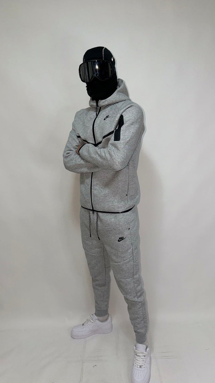 NIKE TECH FLEECE