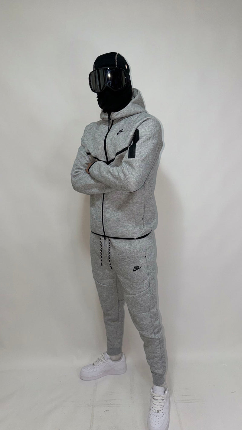 NIKE TECH FLEECE