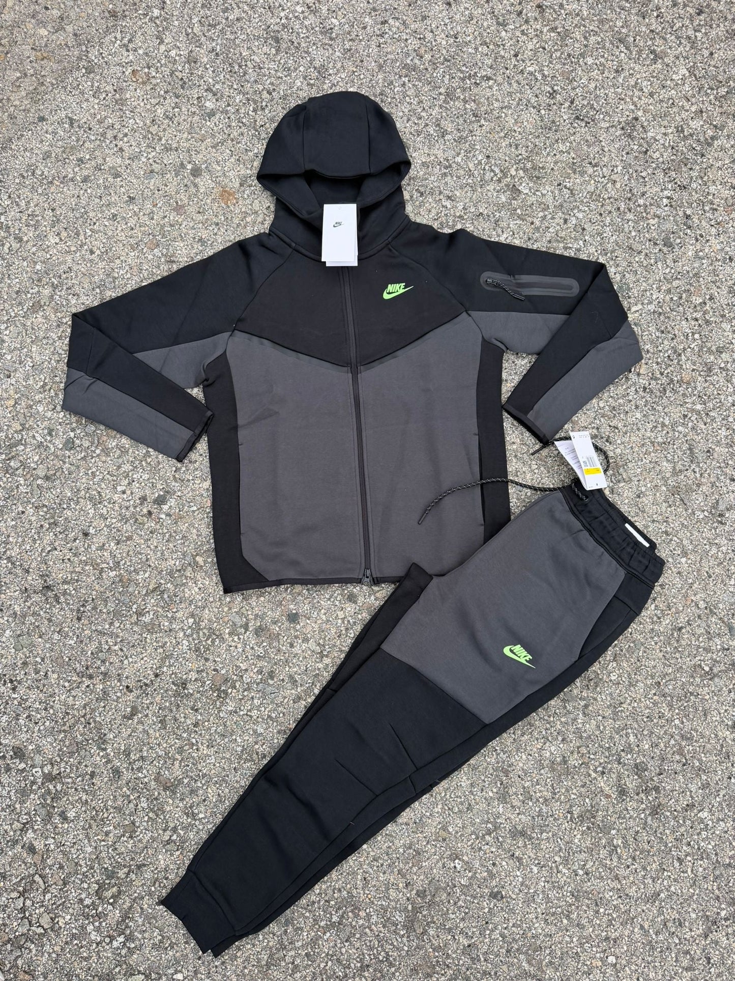 NIKE TECH