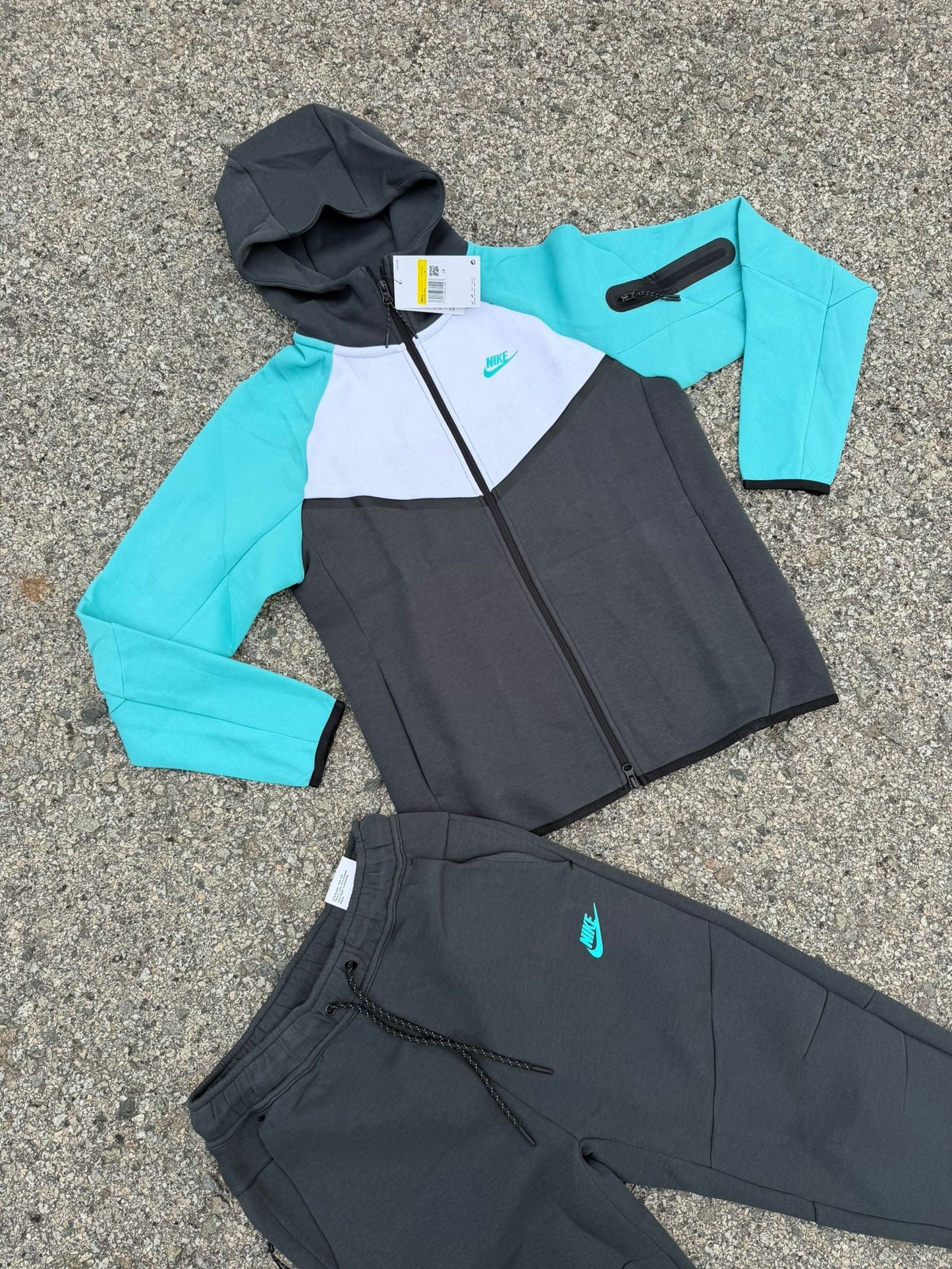 NIKE TECH