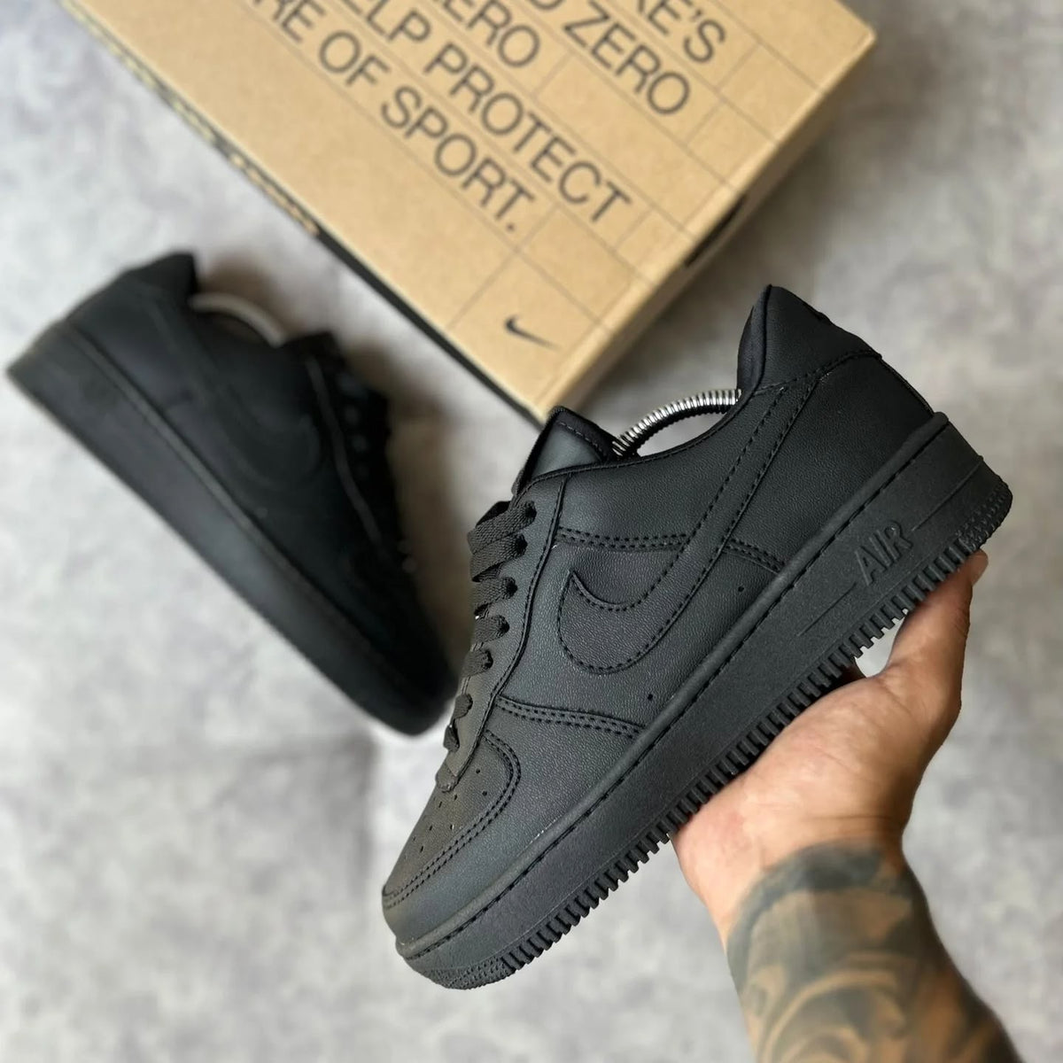 NIKE AIR FORCE 1