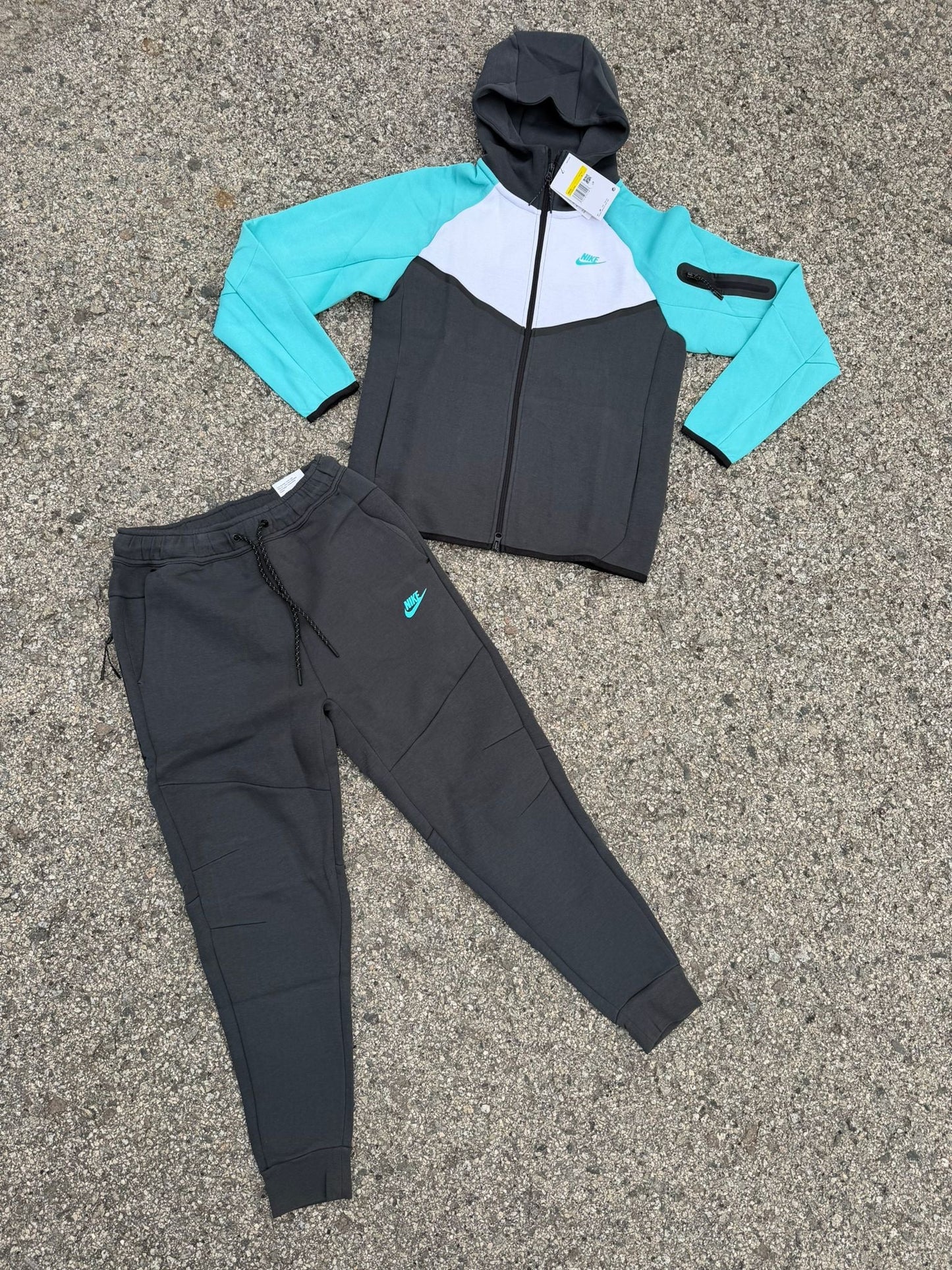 NIKE TECH