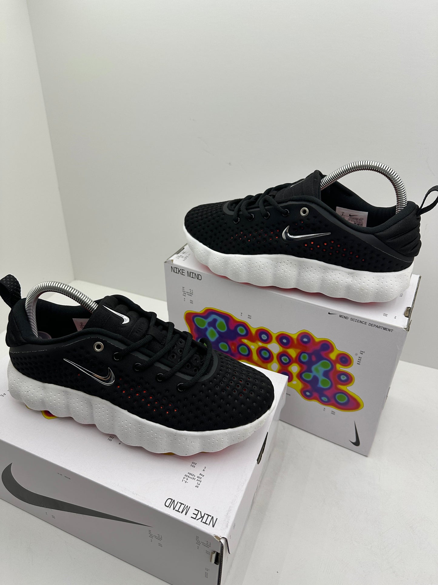 NIKE MIND BLACK & WHITE