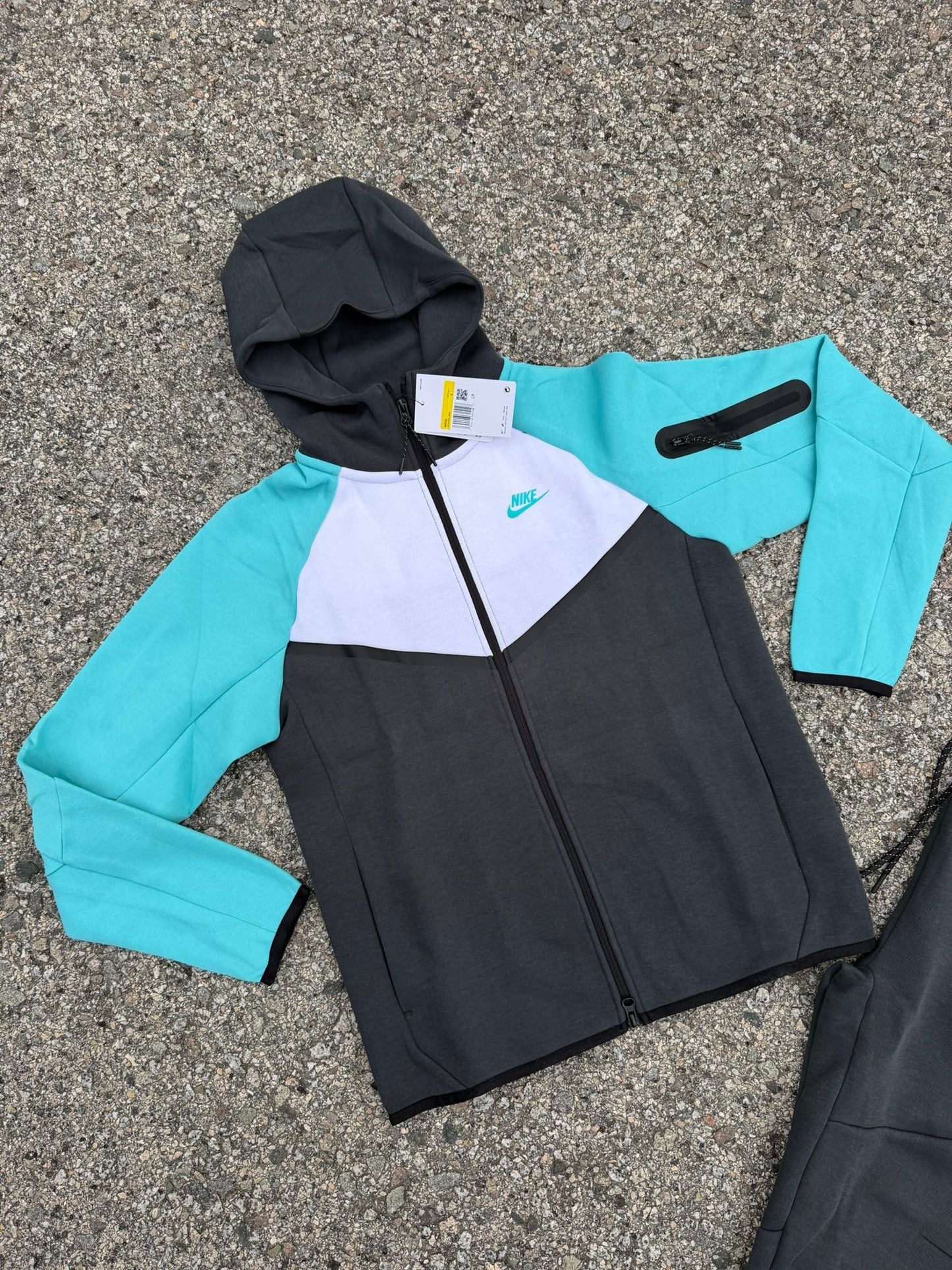 NIKE TECH