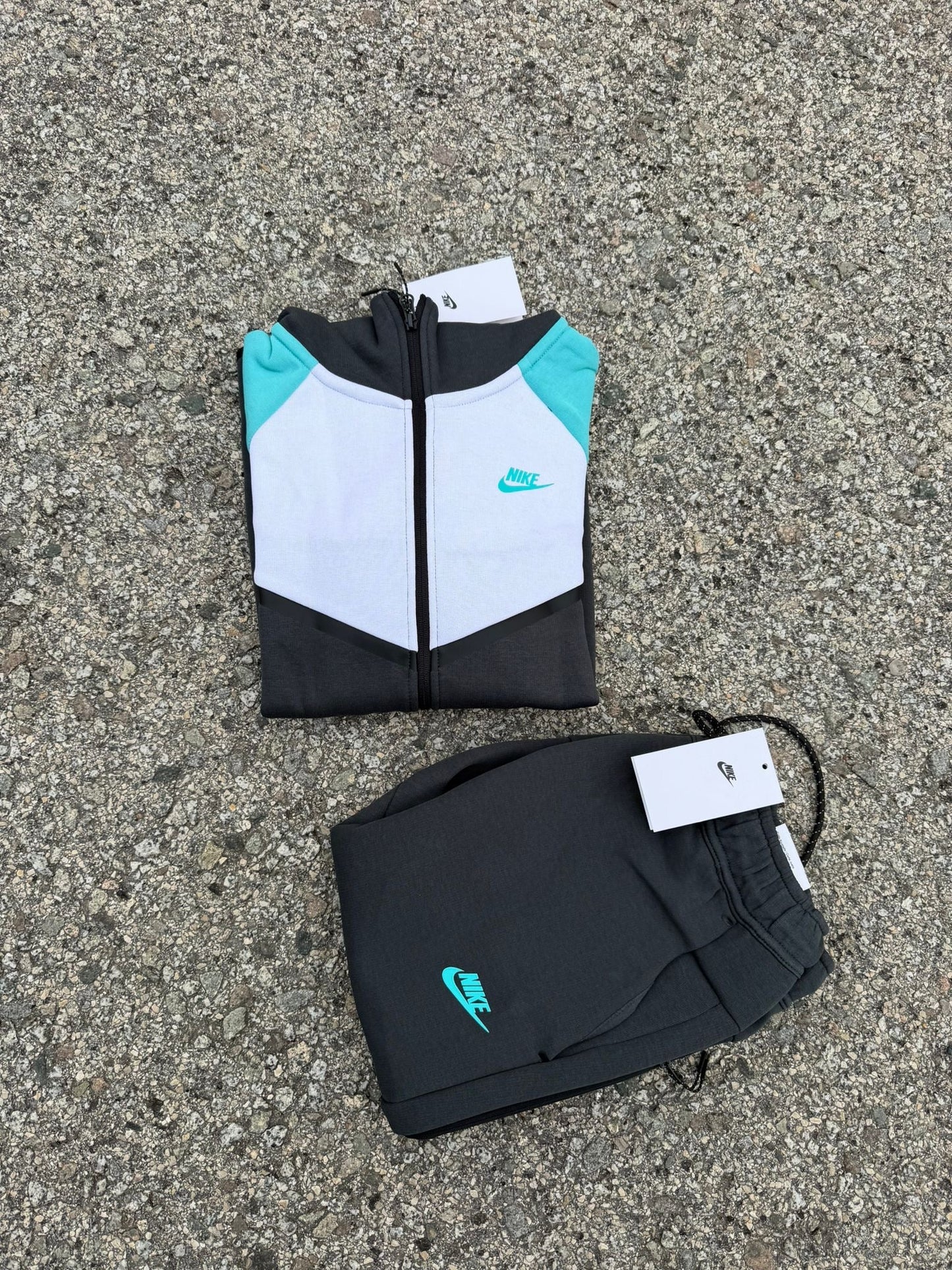 NIKE TECH