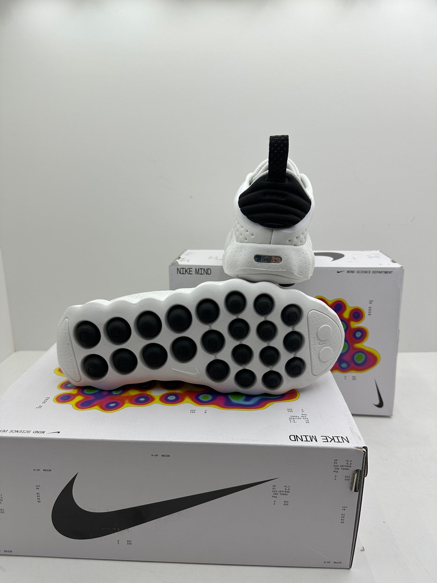 NIKE MIND WHITE & BLACK