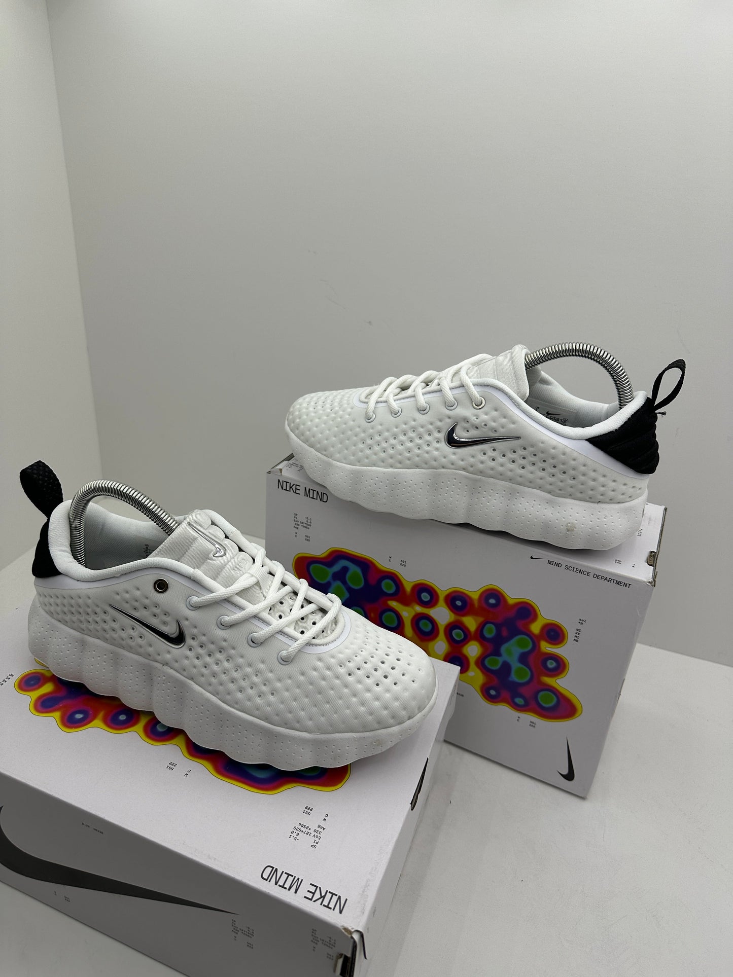NIKE MIND WHITE & BLACK