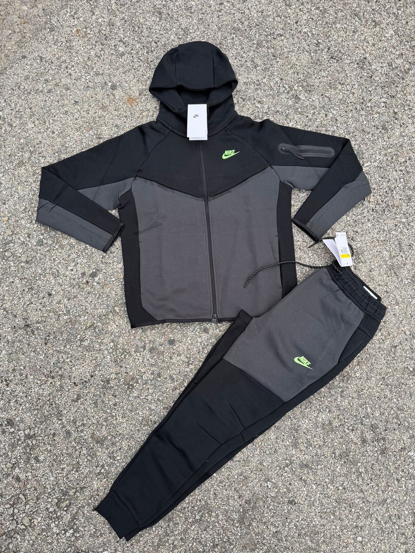 NIKE TECH