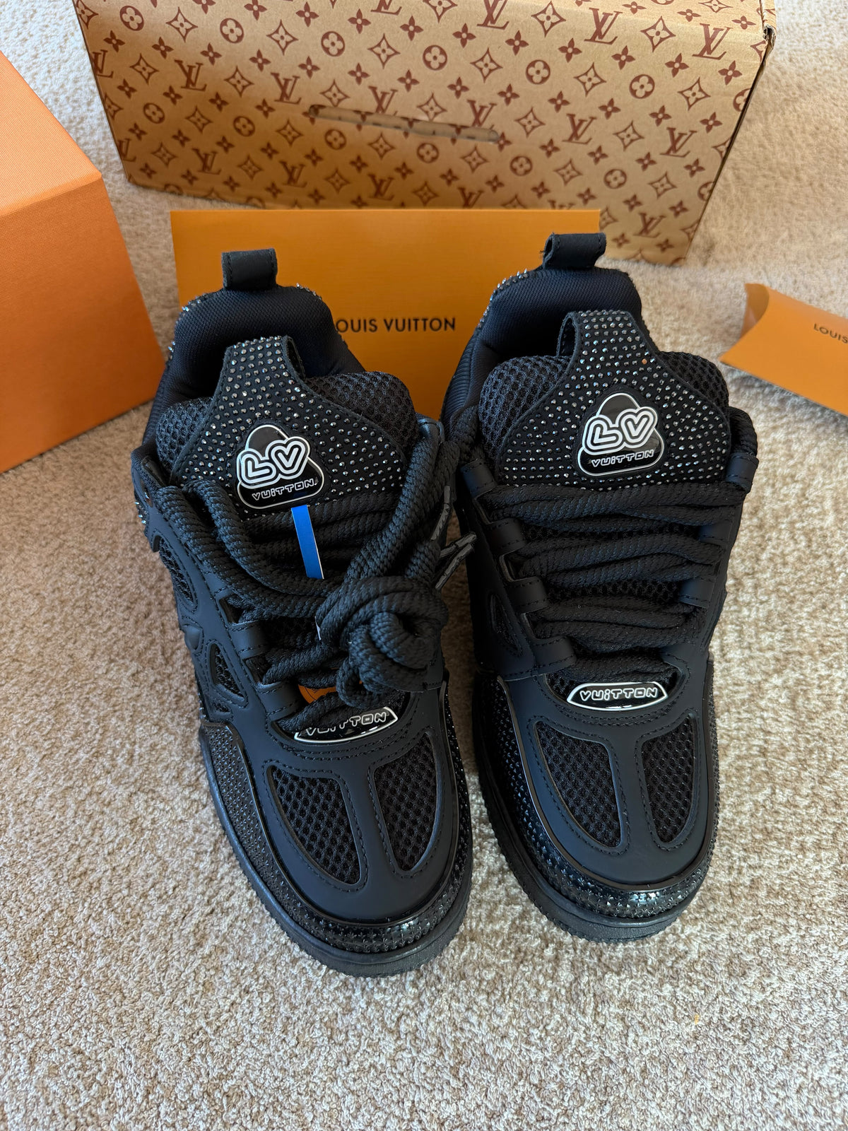 LOUIS VUITTON SKATE SWAROVSKI 🔥 MODELO NUEVO 🆕 HIGH COPY IDÉNTICO AL ORIGINAL ✅ LA MEJOR CALIDAD QUE HEMOS TRAÍDO ‼️ UNIDADES LIMITADAS 🥵