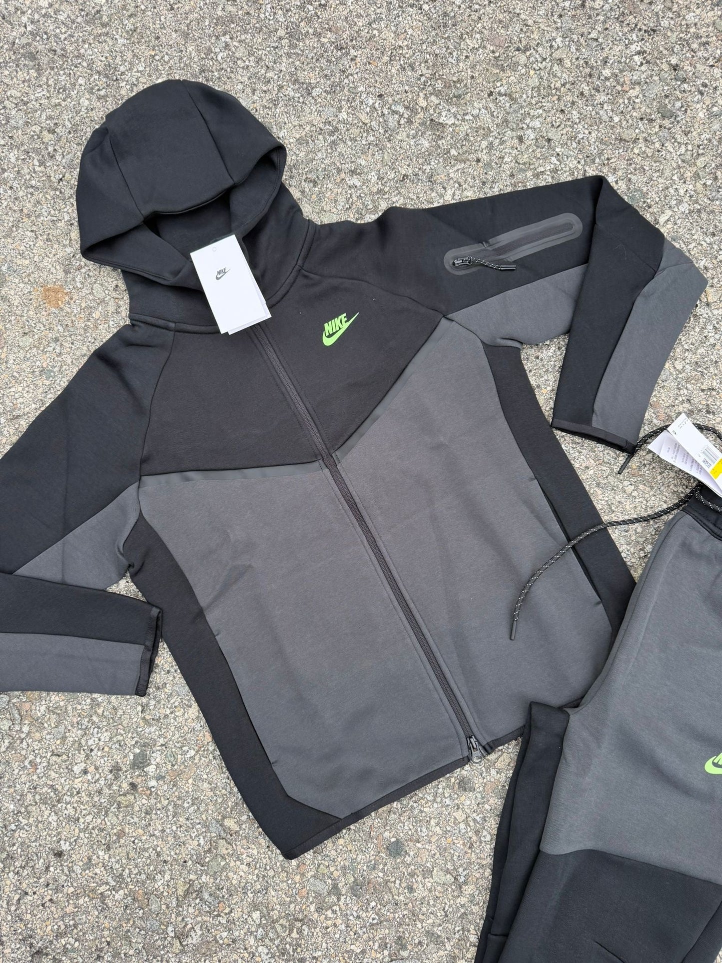 NIKE TECH