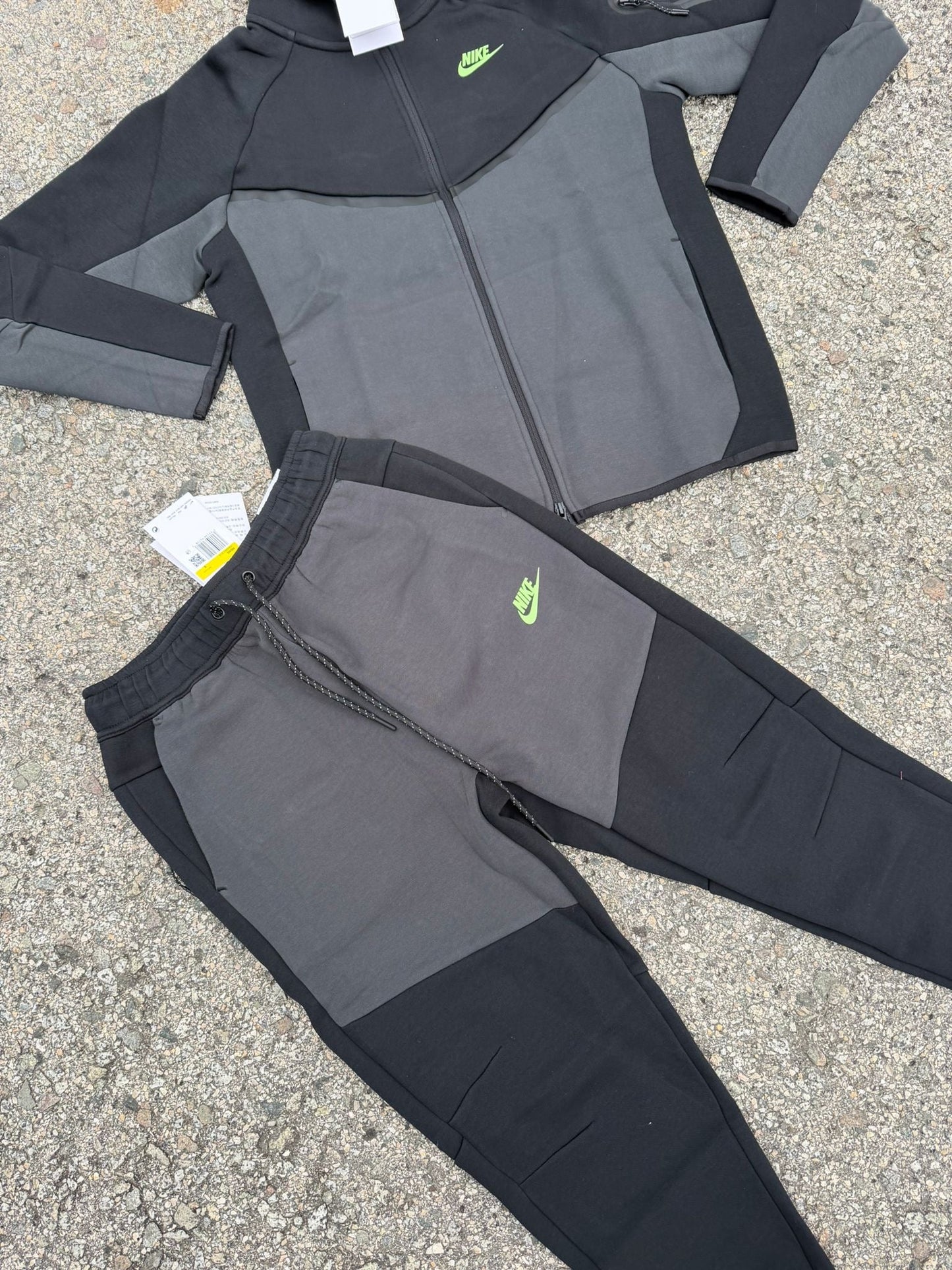NIKE TECH