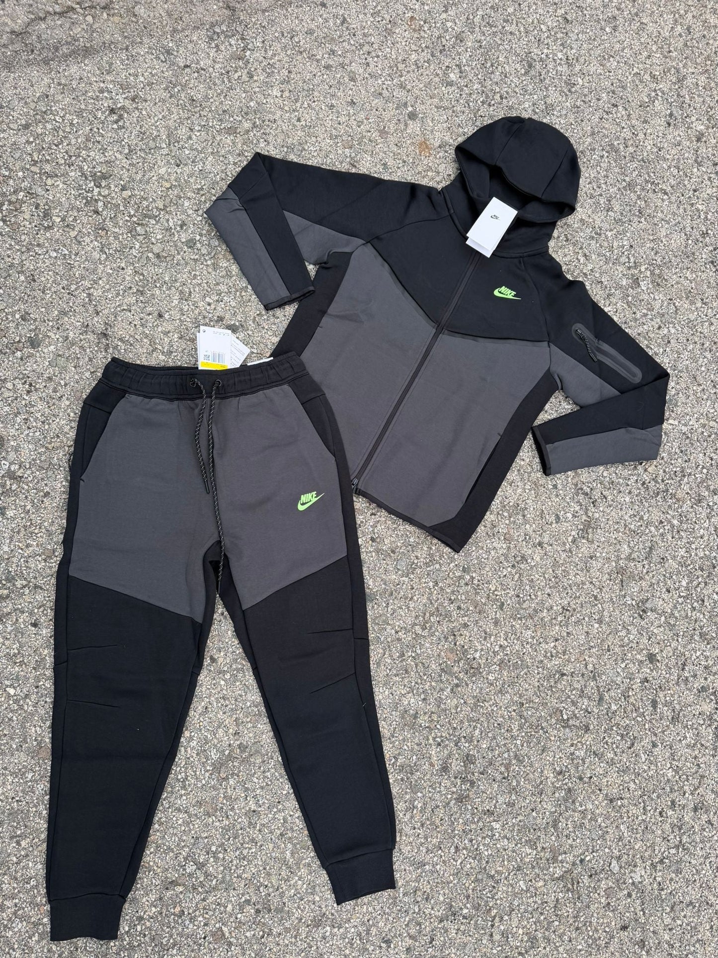 NIKE TECH