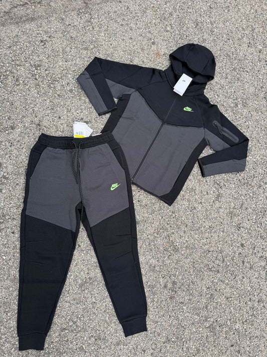 NIKE TECH