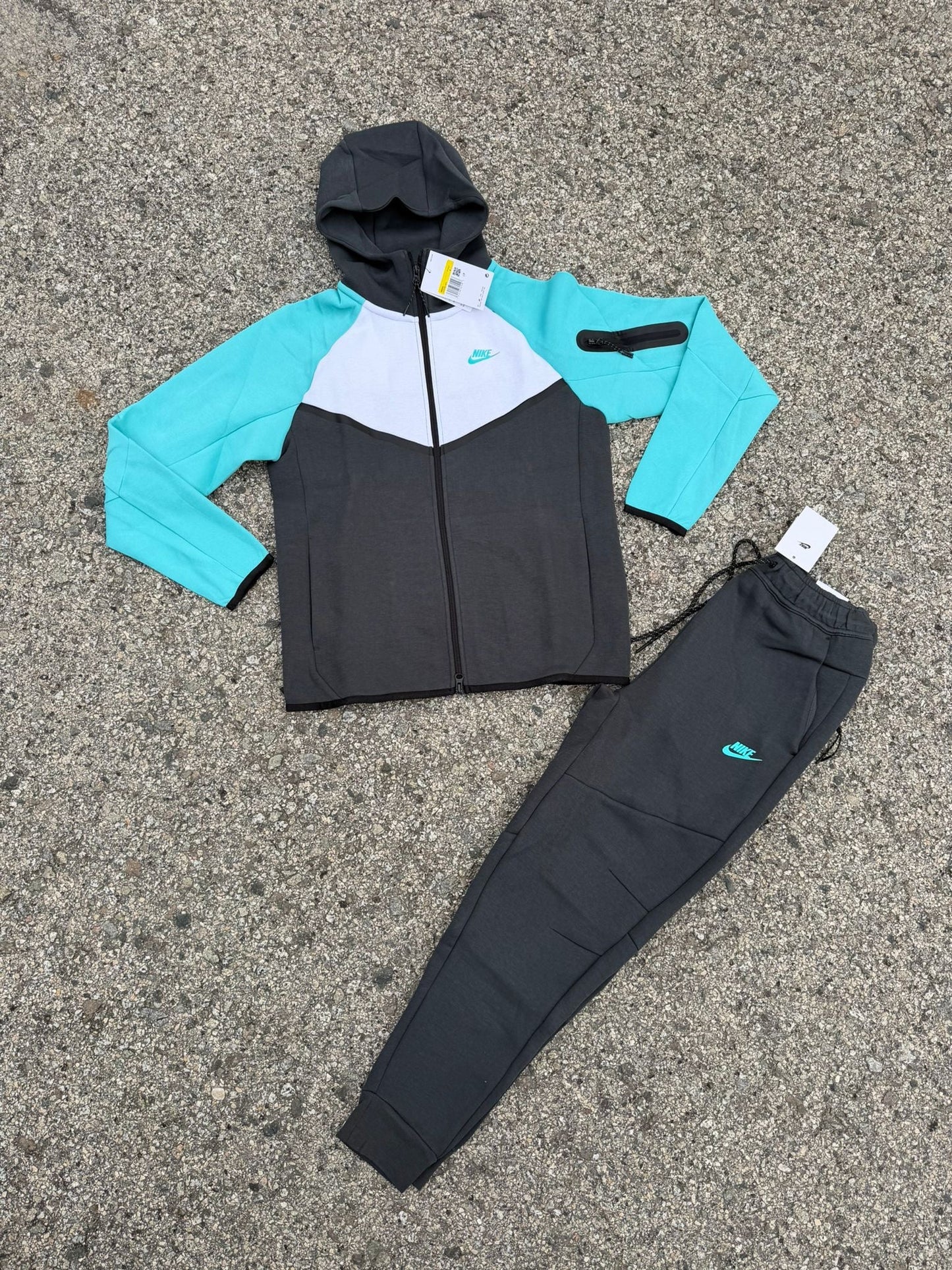 NIKE TECH
