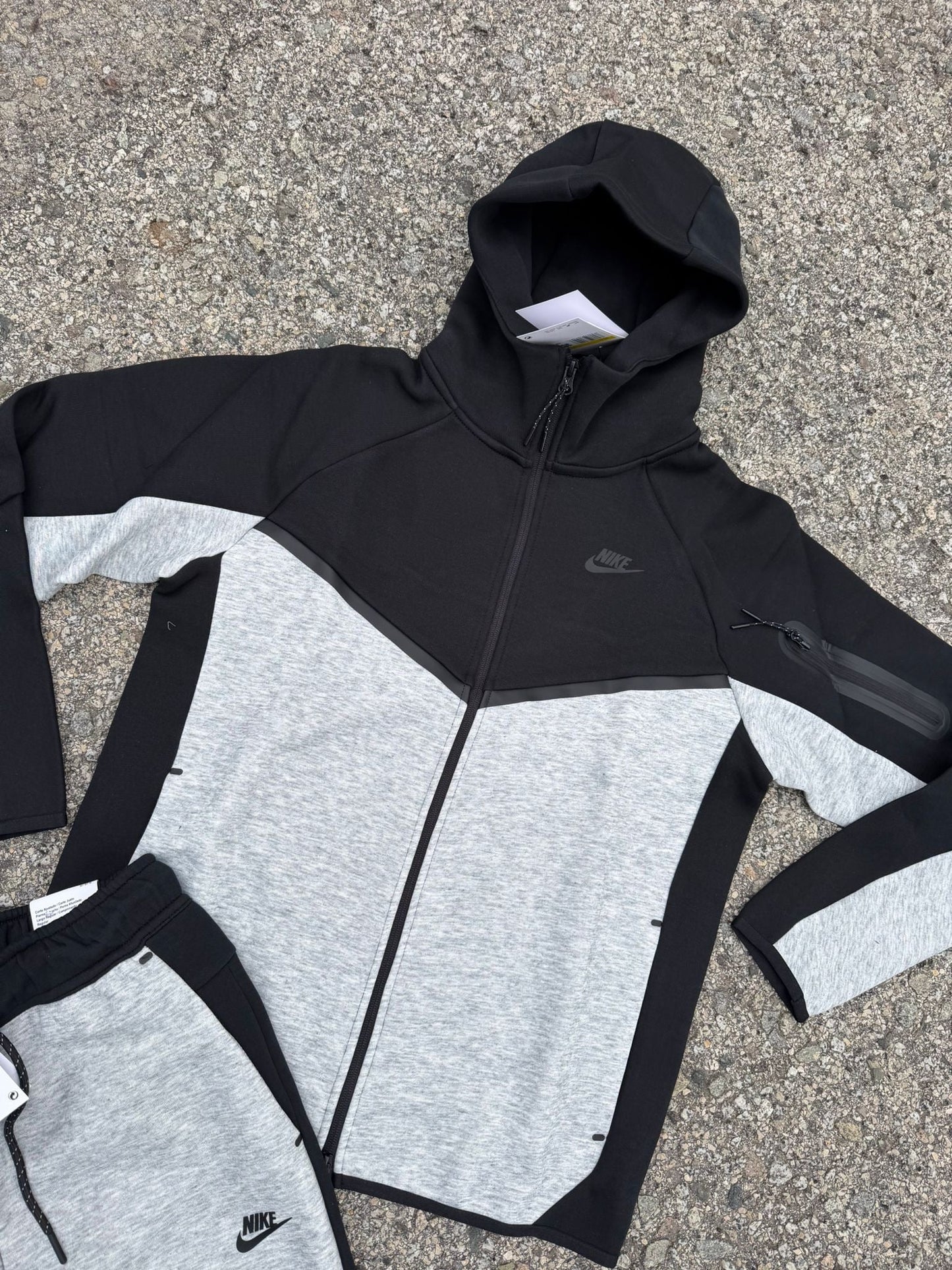 NIKE TECH
